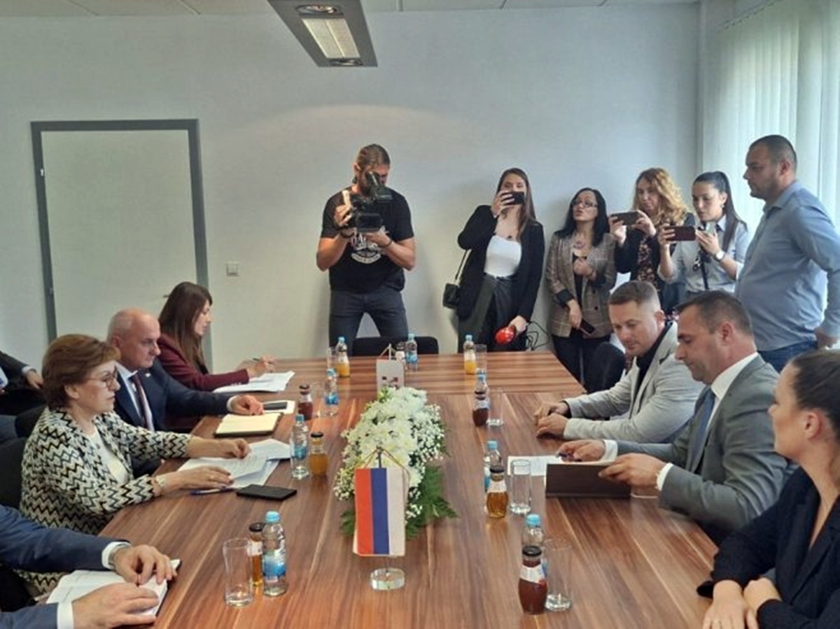 Министри се састали са Парежанином