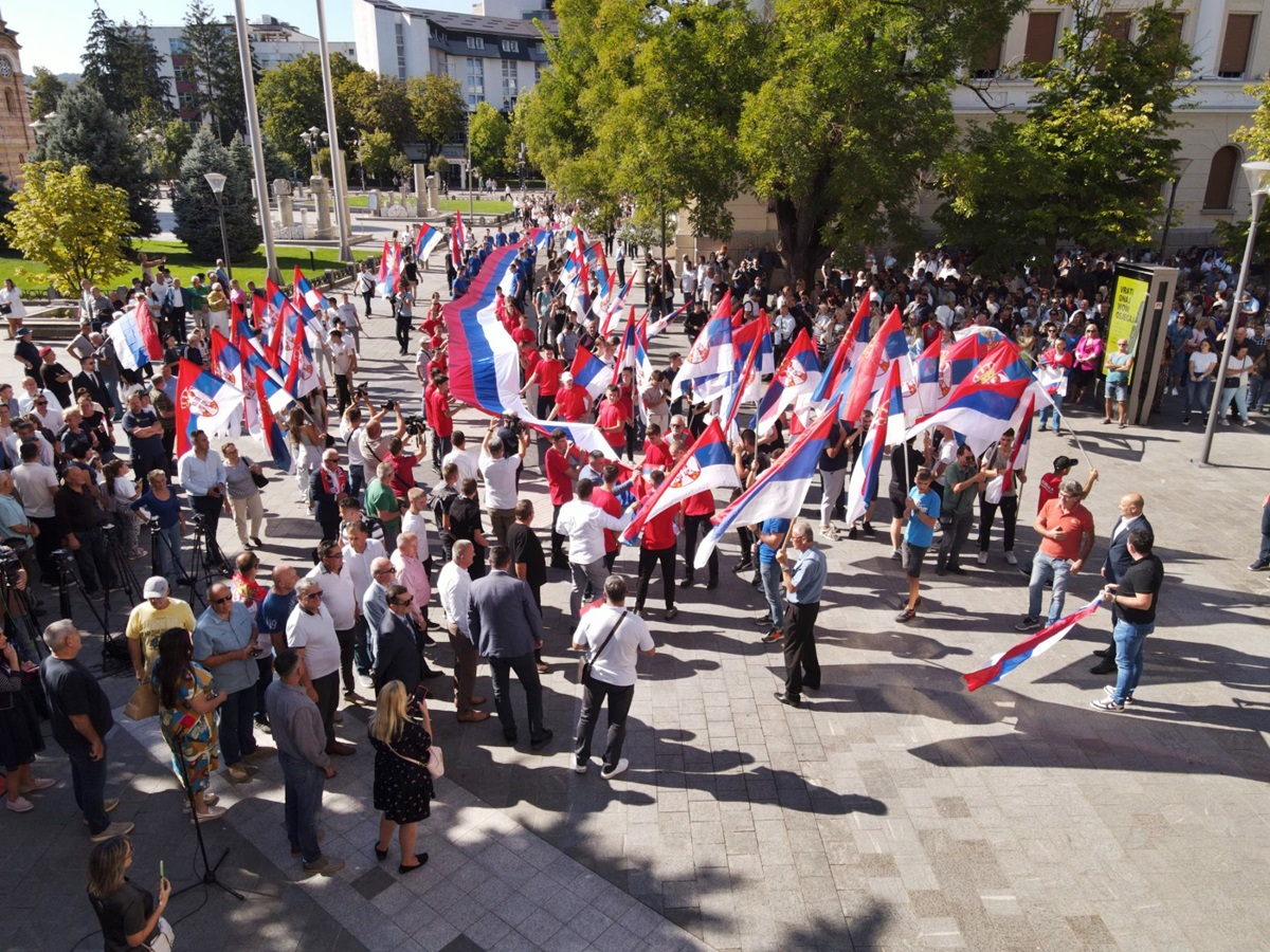Развијена застава дуга 120 метара испред Палате Републике; Додик: Данас сви заједно славимо велики празник (ВИДЕО)