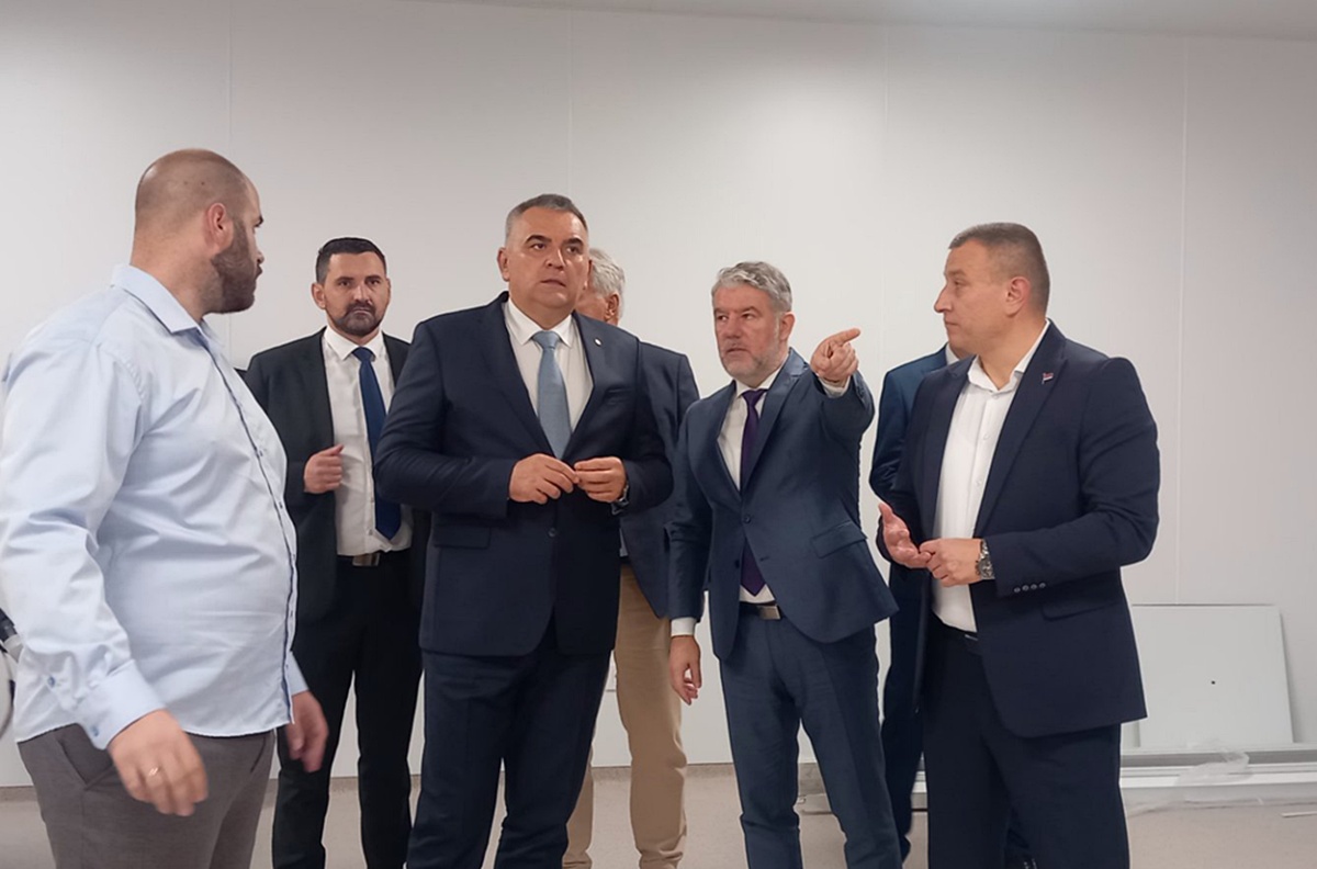 Премијер и министри посјетили нову болницу у Требињу