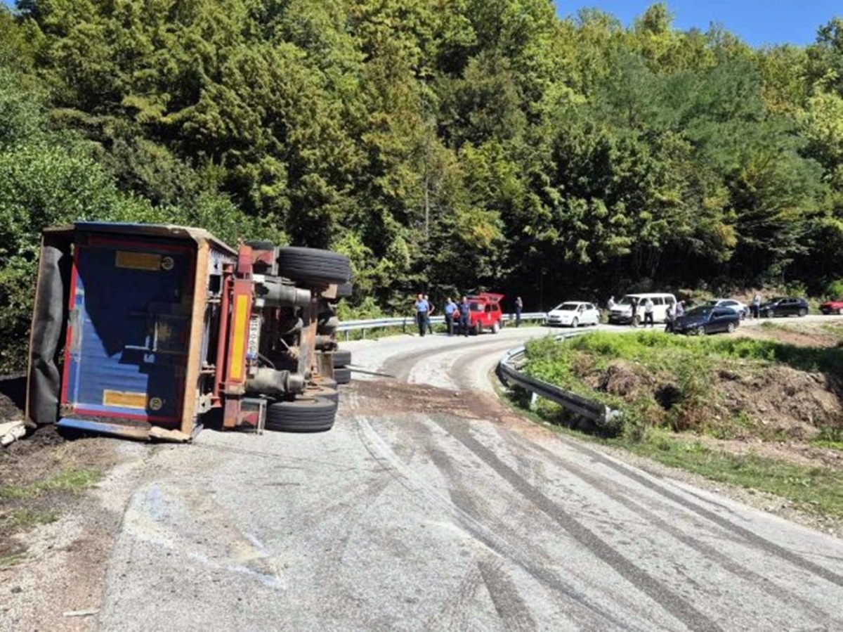 У саобраћајној несрећи на магистралном путу Фоча-Гацко погинуо возач теретног возила