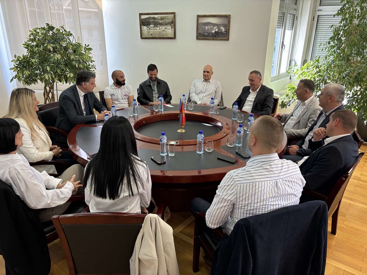 IMG_6695.jpeg (361 KB)