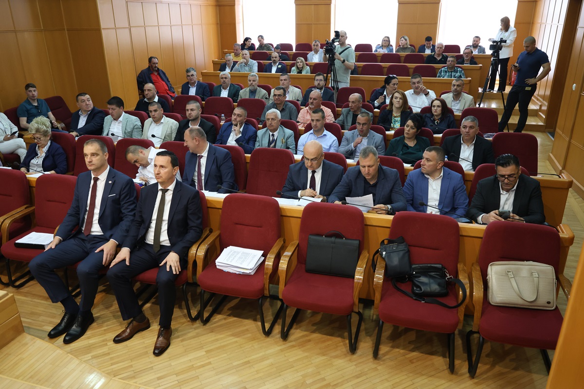 J32A1714.JPG (351 KB)