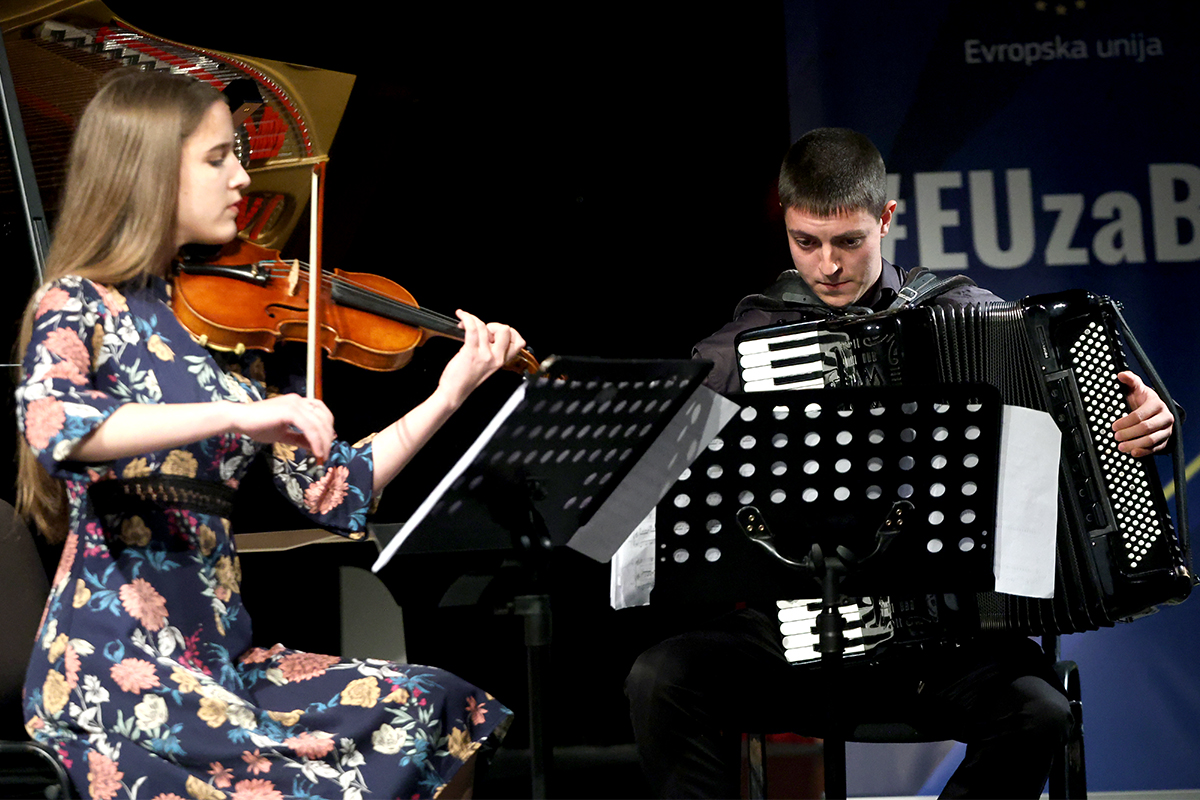 Muzic clasik 16.jpg (675 KB)