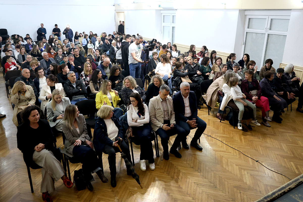 Skolska predstava.jpg (881 KB)