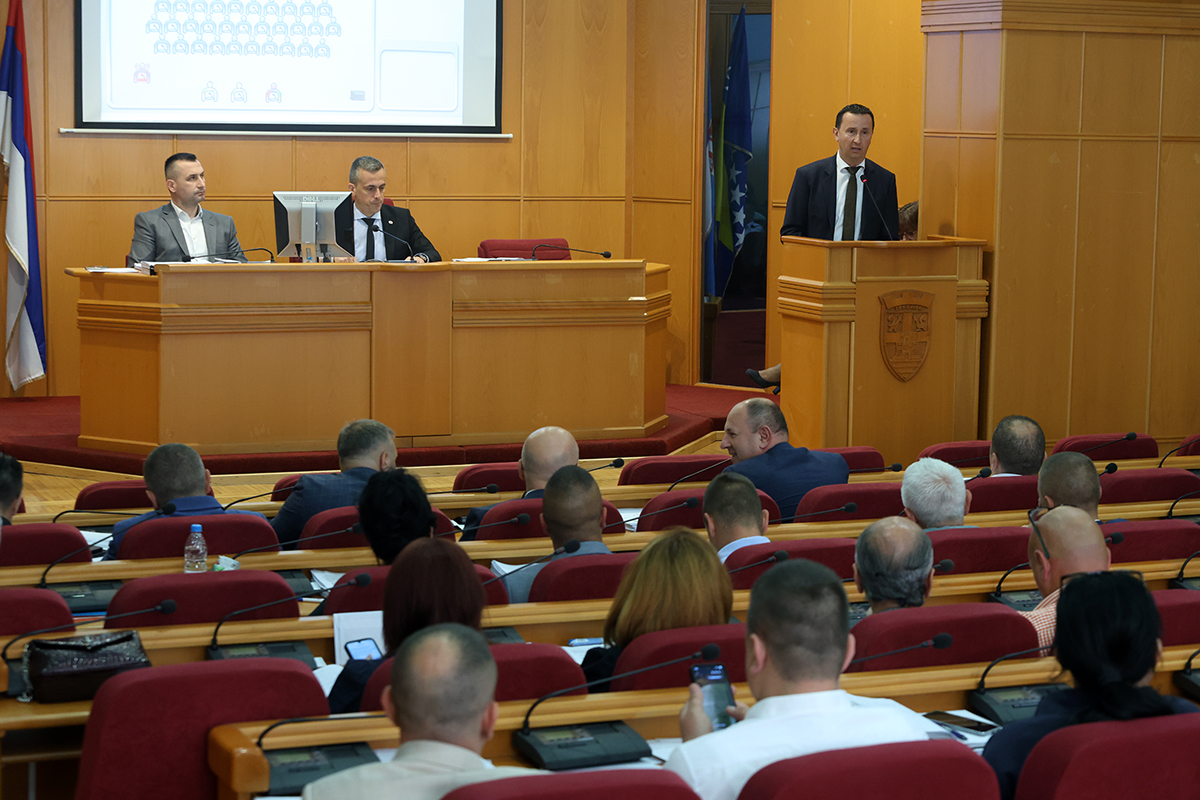 Skupstina 3.jpg (697 KB)