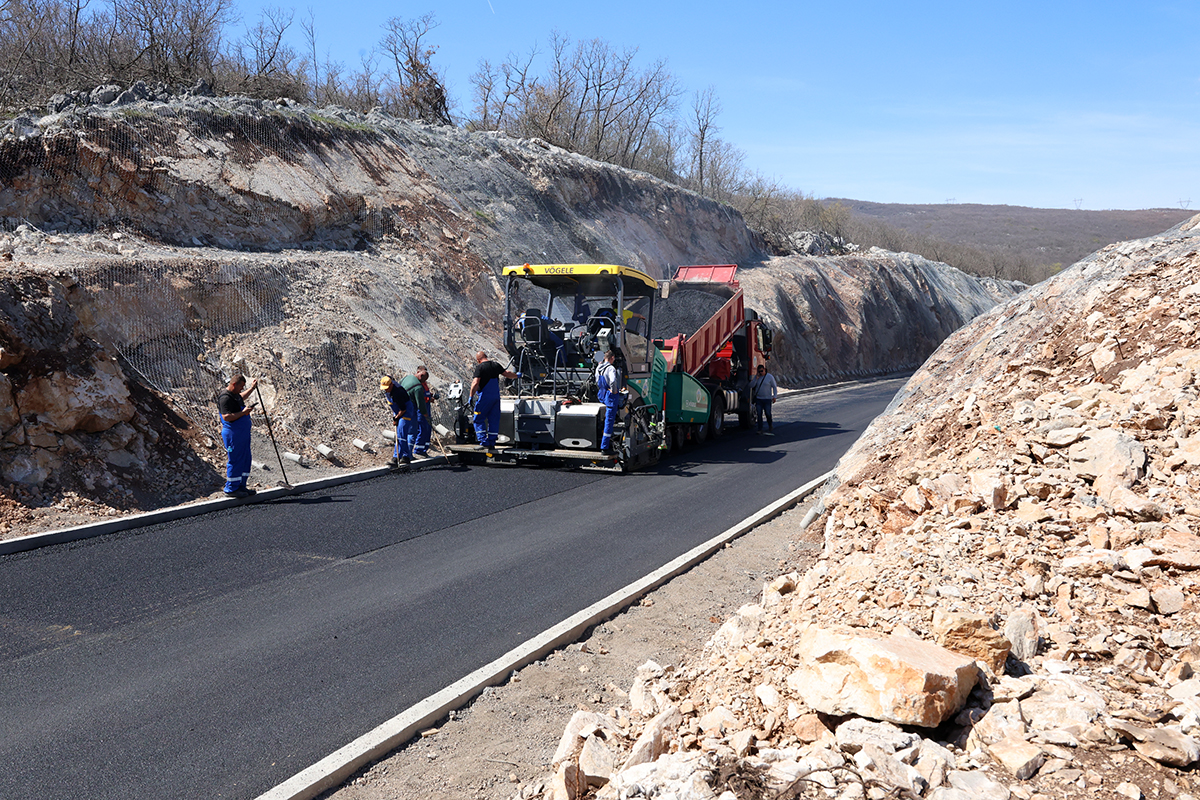 Завршни радови на асфалтирању усјека у Жудојевићима код Билеће