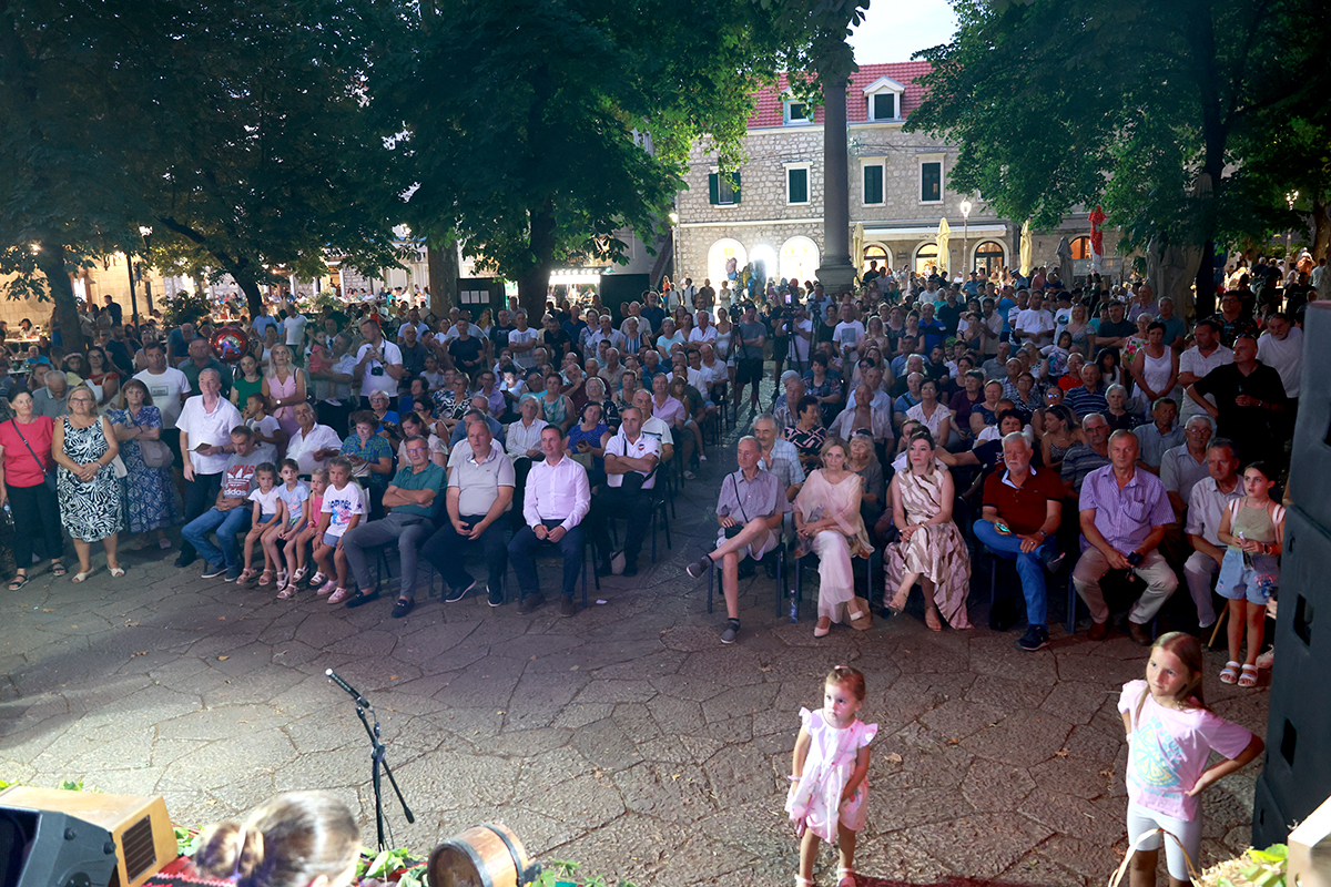 Hercegovacko sijelo 1.jpg (1.12 MB)