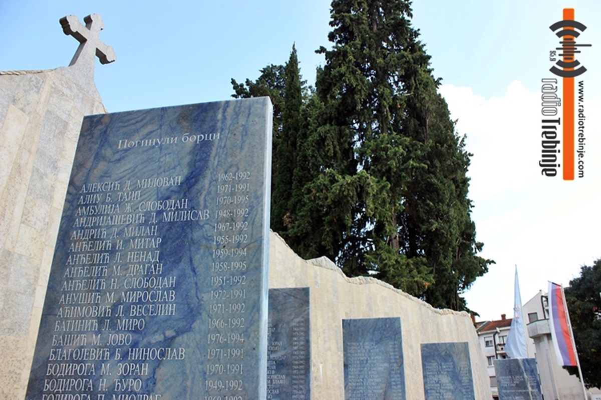spomenik-braniocima-trebinja.JPG (324 KB)