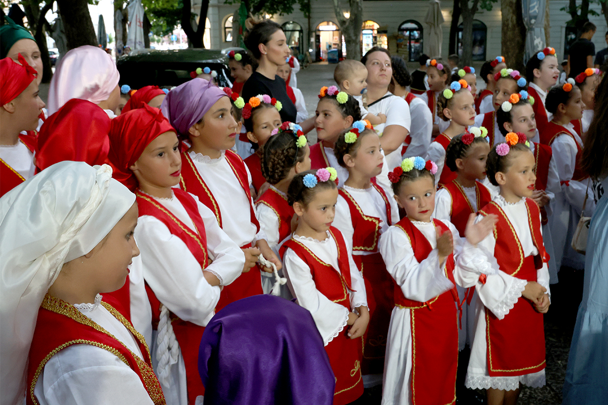 Folklor djeca 1.jpg (922 KB)