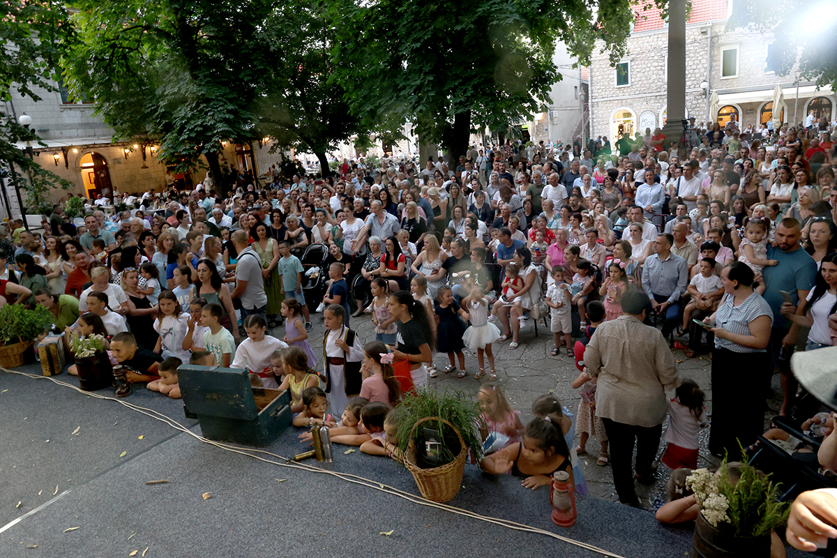 Folklor djeca 2.jpg (1.19 MB)