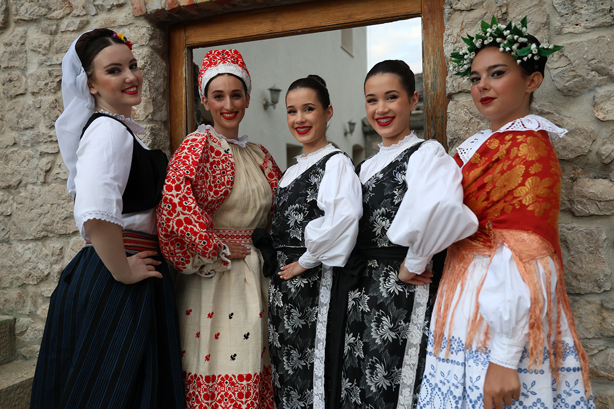 Folklor revija 1.jpg (976 KB)