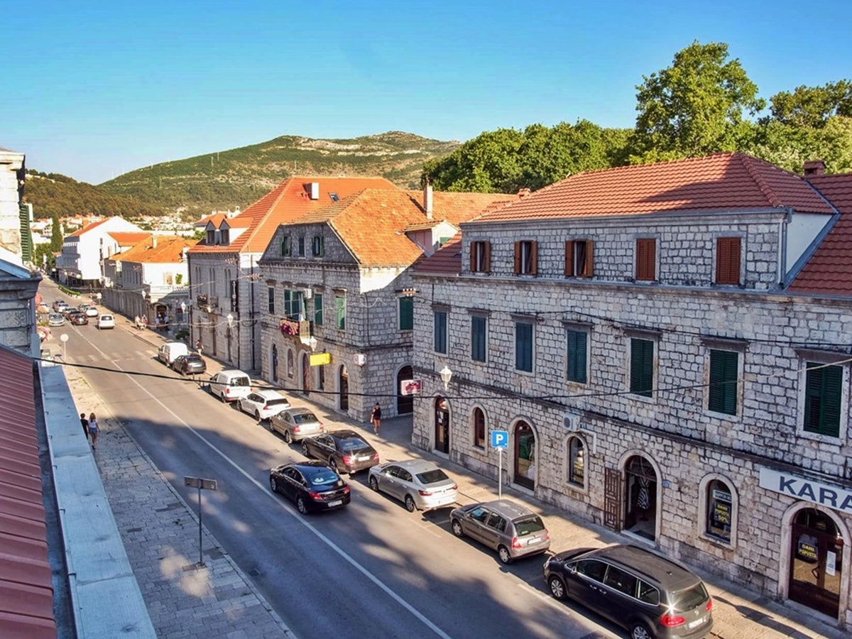glavna-ulica-trebinje.jpg (454 KB)