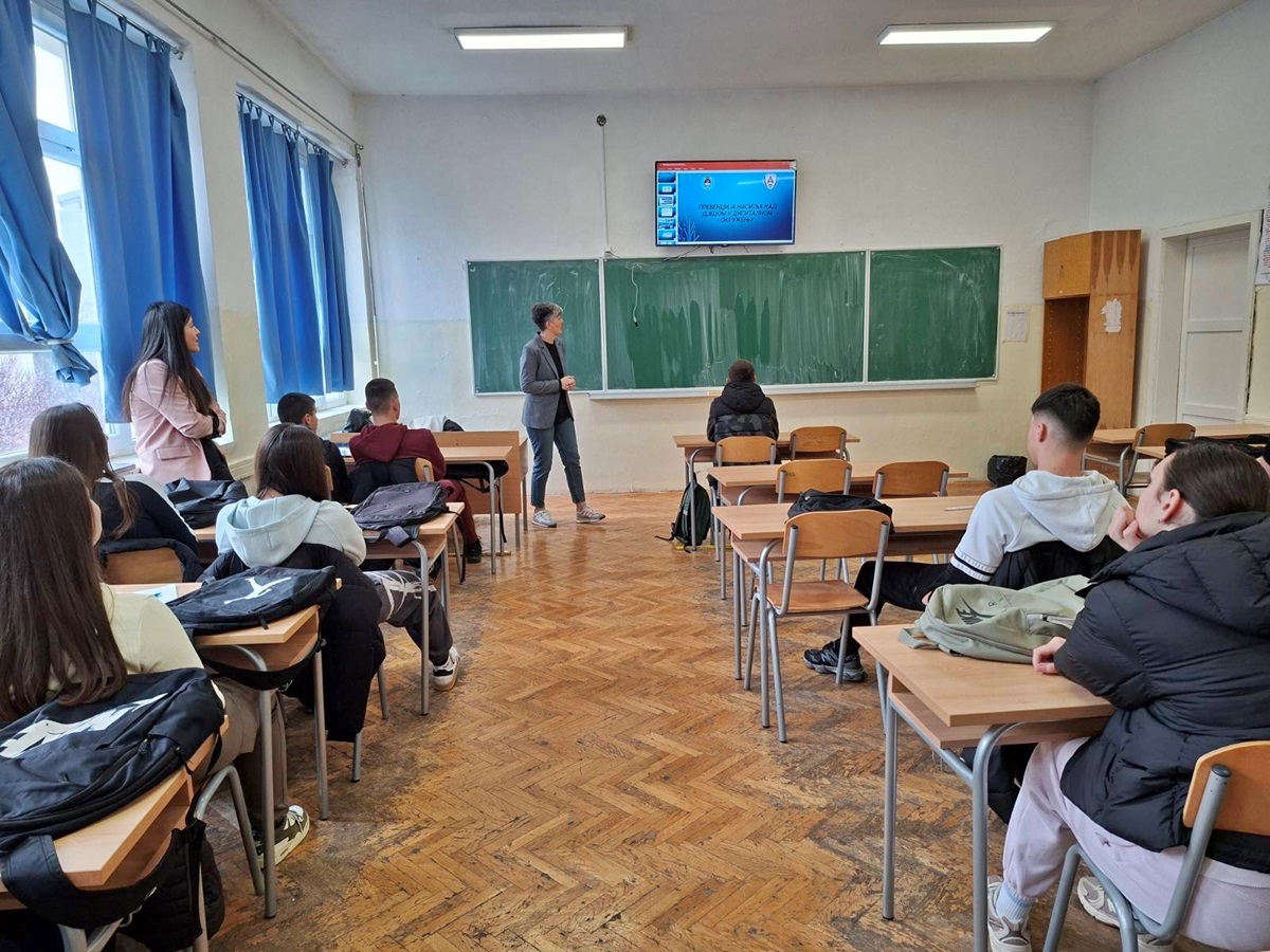 У Центру средњих школа одржано предавање о виртуелном насиљу и понашању у виртуелном свијету