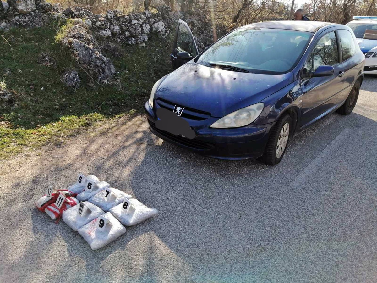 Полицијски службеници пронашли и одузели 6,316 кг опојне дроге марихуане (ВИДЕО)