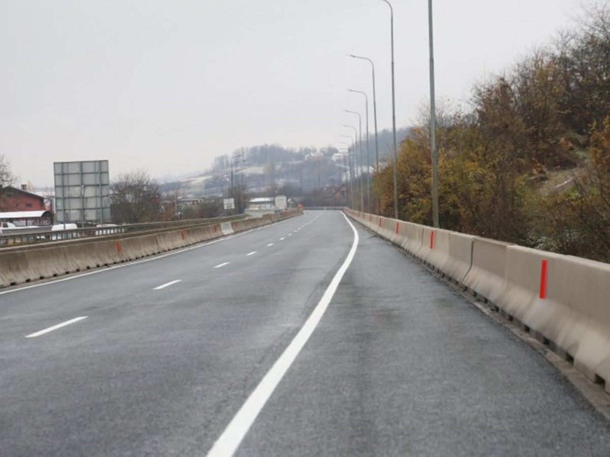 Влажни коловози, поледица и снијег у вишим предјелима