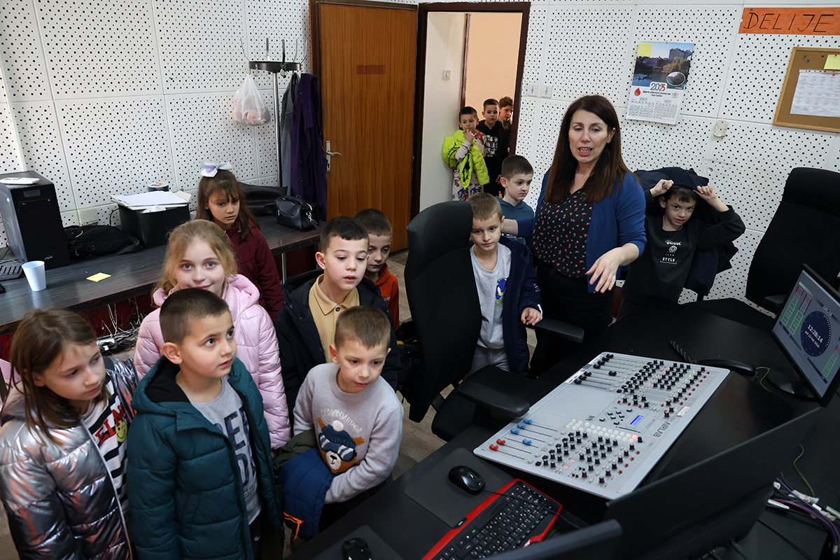 Radio 2.jpg (866 KB)