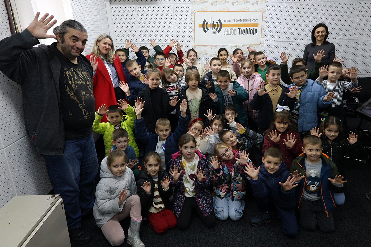 Učenici OŠ „Vuk Karadžić“ u posjeti Radio Trebinju na Svjetski dan radija