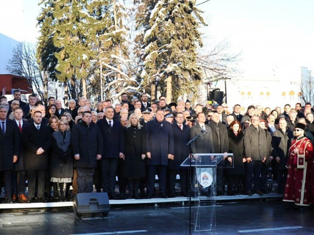 Otkriveno i osveštano Centralno spomen-obilježje; Pokloniti se borcima koji su živote ugradili u temelje Srpske