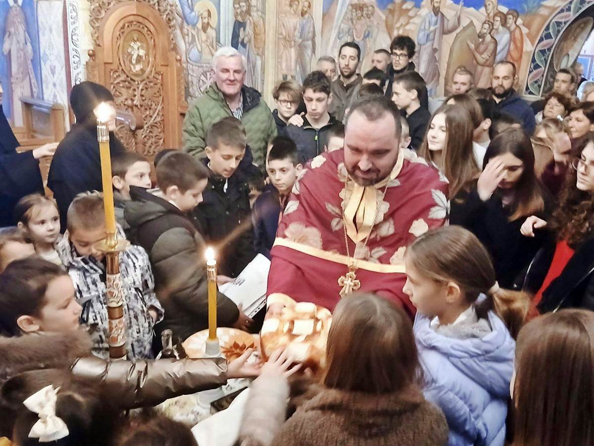 Ученици из Петровог Поља свечано прославили  празник Светог Саве у манастиру Светих апостола Петра и Павла