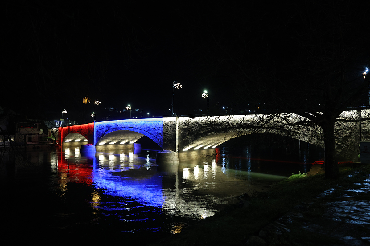 Камени мост у знаку српске тробојке