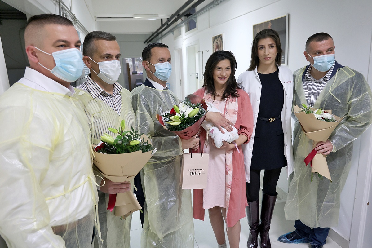 ZLATNIK ZA MALU TEODORU: Gradonačelnik Ćurić darovao prvu bebu rođenu u novoj godini