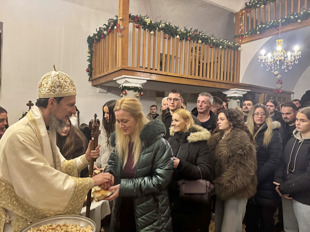 Митрополит Димитрије служио Божићну литургију у Старој цркви у Мостару