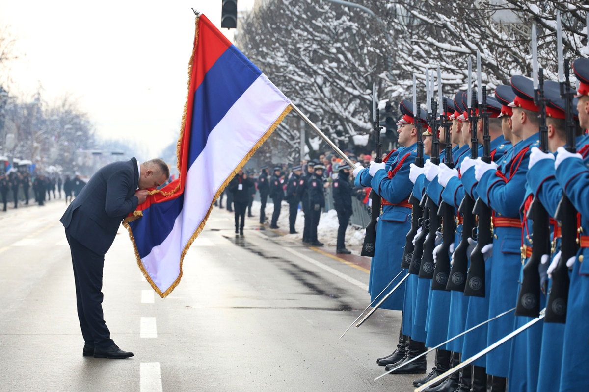 У Бањалуци почео дефиле поводом Дана Републике (ФОТО)