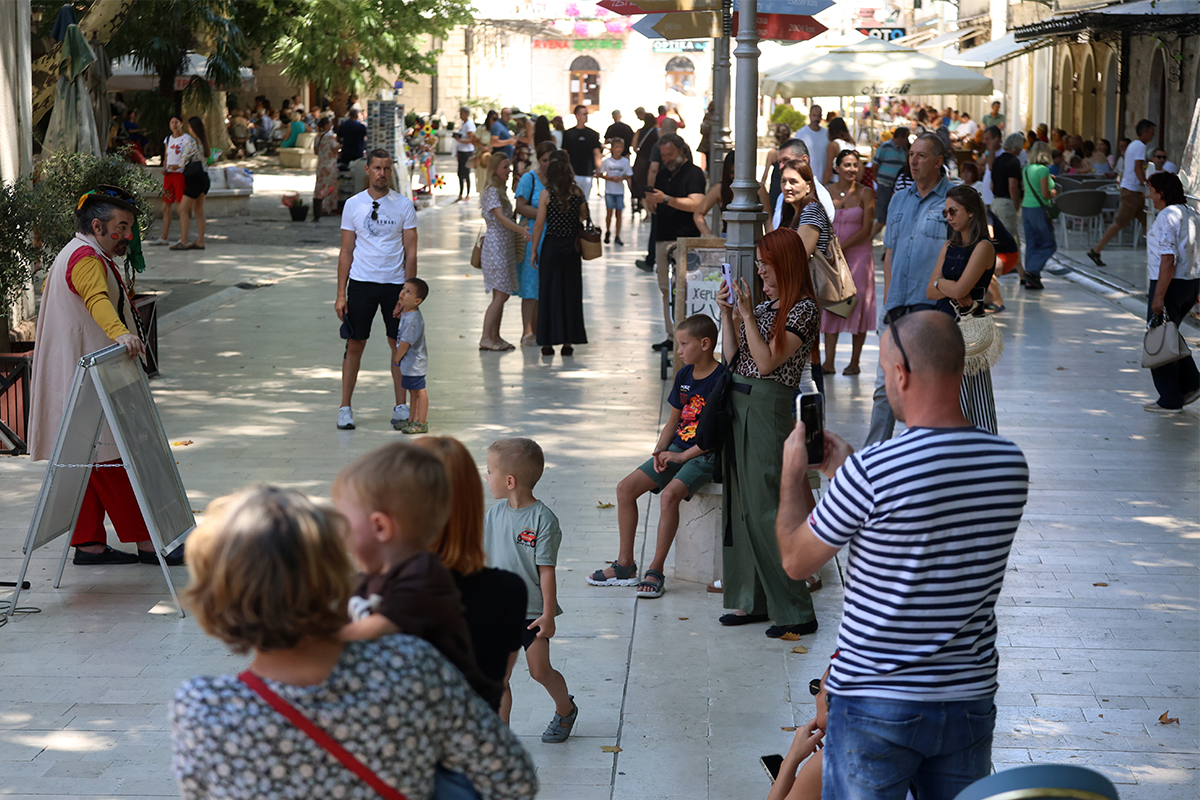 ZA TURISTICKU.jpg (905 KB)