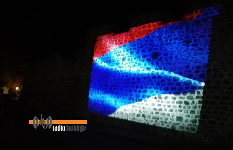 Зидине Старог града у бојама српске тробојке