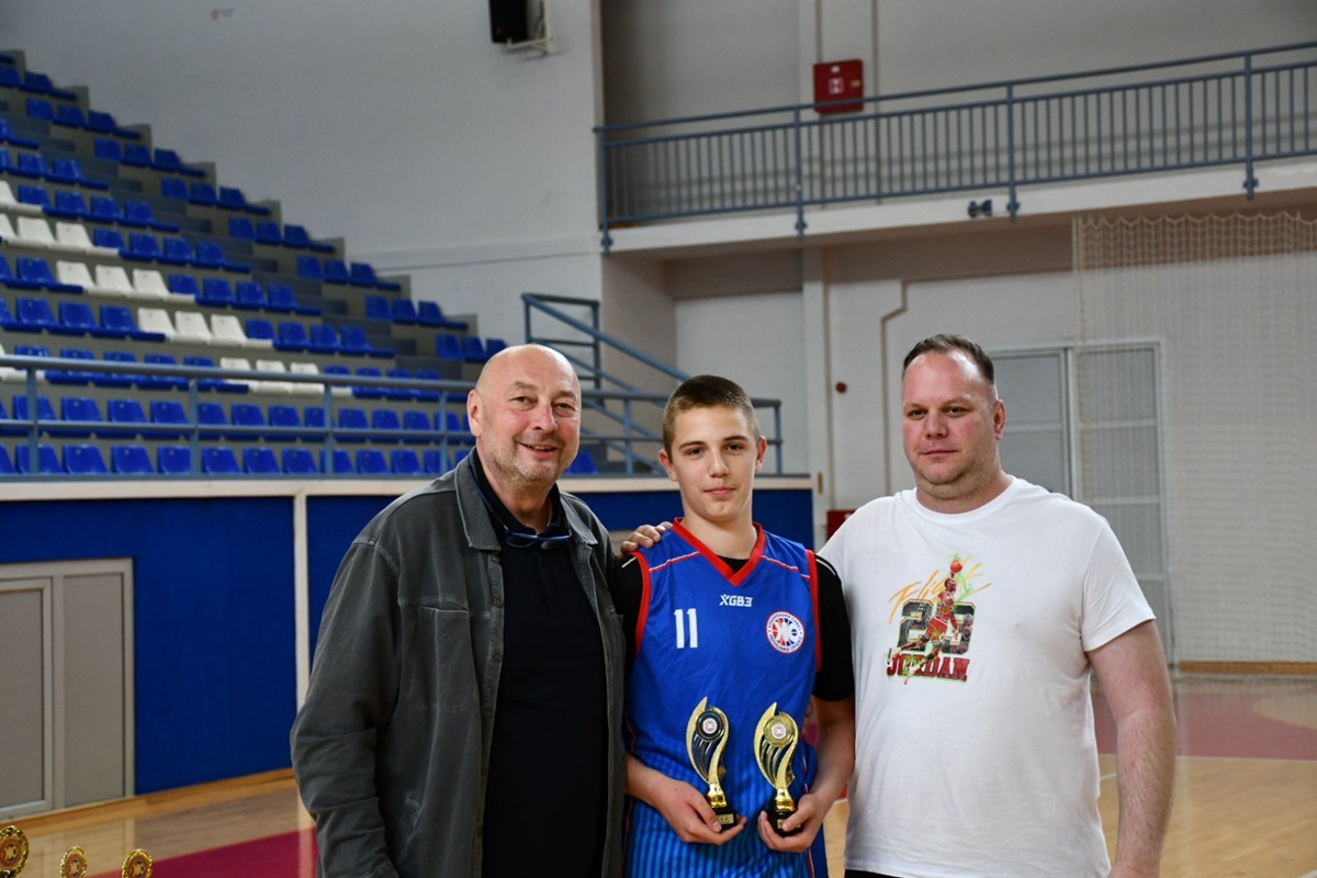 Luka Lečić MVP i najbolji strijelac turnira Boban Stanojevic gensek KSRS i Bojan Božić koordinator za mlađe selekcija KSRS(1).jpg (239 KB)